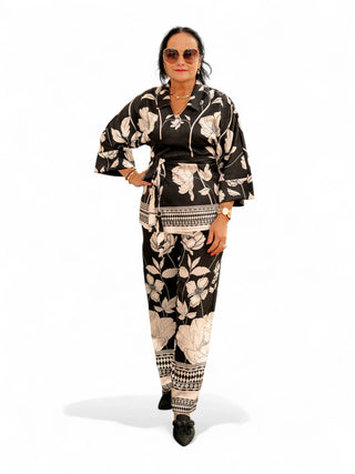 Must-valge lilleline pükskostüüm #1081