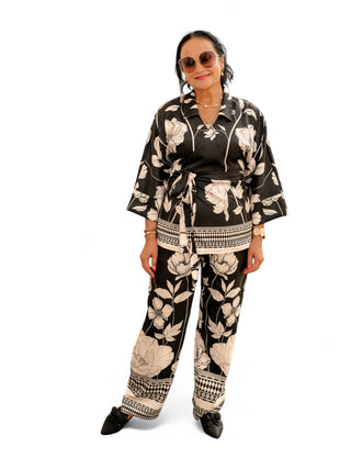 Must-valge lilleline pükskostüüm #1081