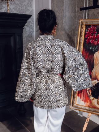 Mustriline kimono