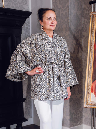 Mustriline kimono